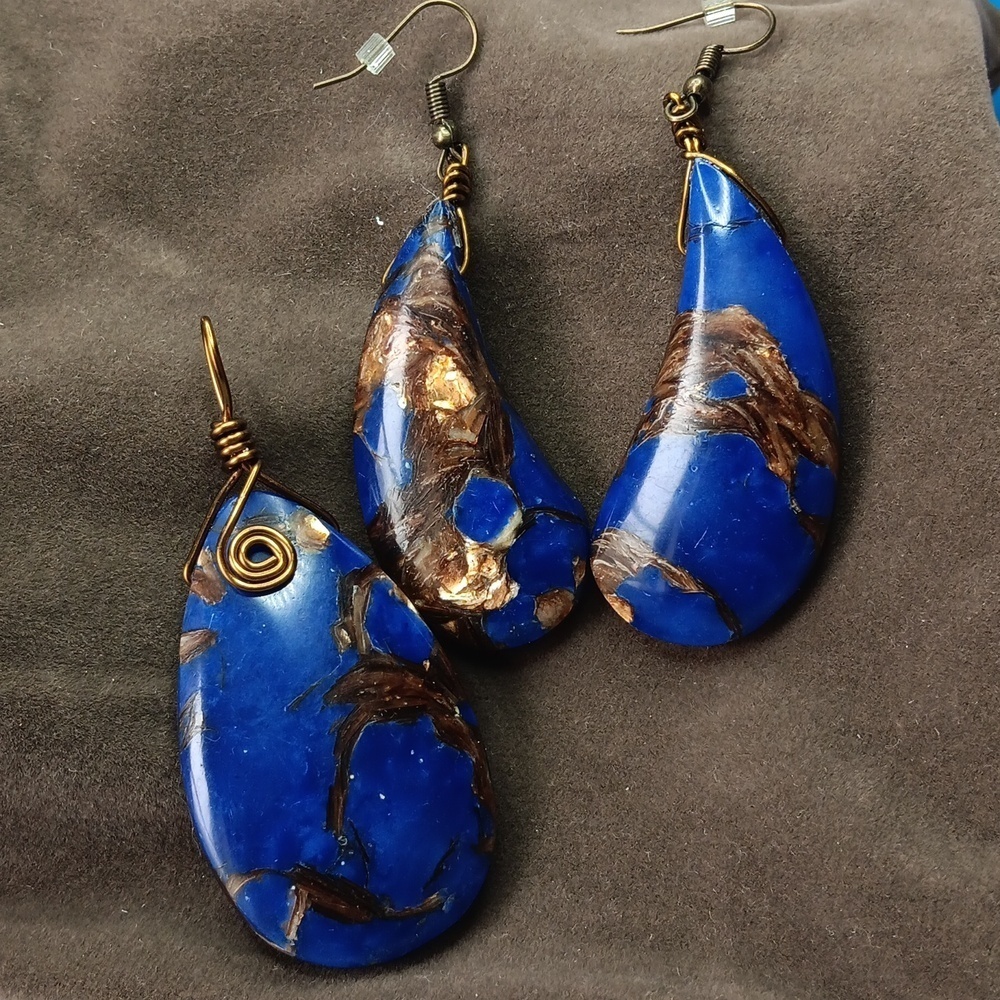 Elegant Blue and Gold Resin Earring & Pendant Set